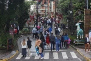 Longe do local de acidente de avião, movimento de turistas é intenso em Gramado