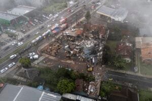 Restos mortais são encontrados em casa perto do local onde avião caiu em Gramado