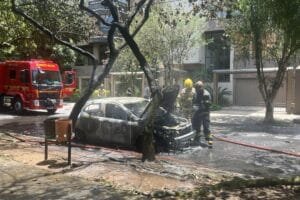 Carro pega fogo em Porto Alegre