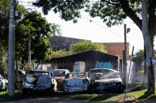 Pelo menos 11 carros são incendiados após confronto em condomínio de Canoas
