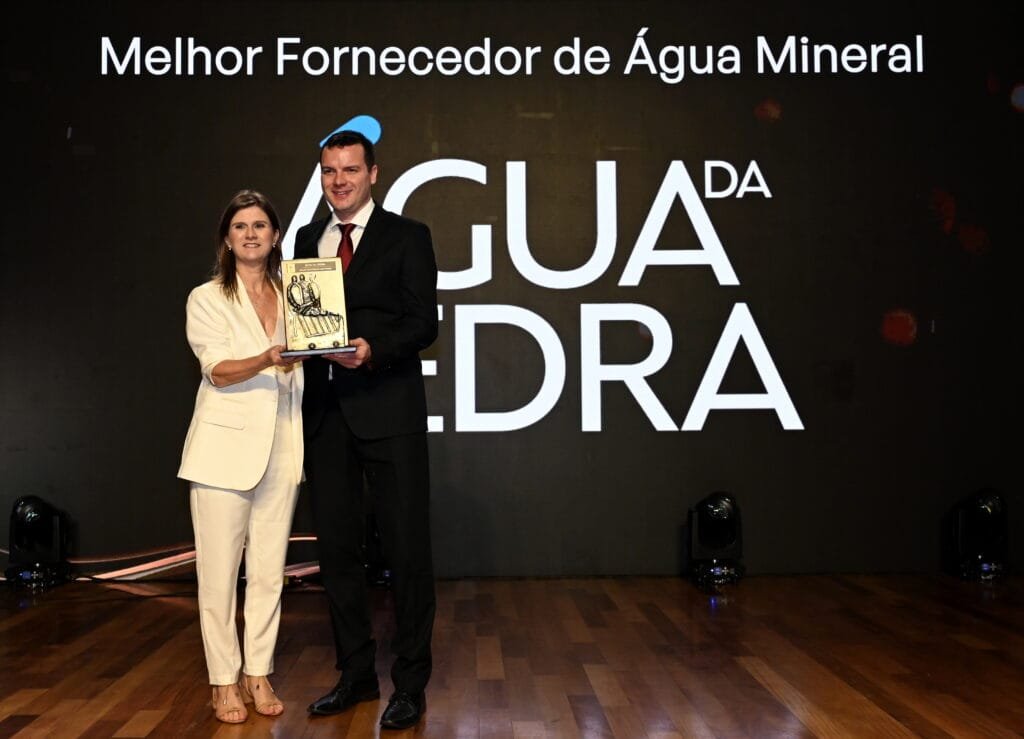Aline Eggers recebe Carrinho AGAS de Melhor Fonecedor de Água Mineral por Água da Pedra_crédito Larry Silva Aline Eggers recebe Carrinho AGAS de Melhor Fonecedor de Água Mineral por Água da Pedra_crédito Larry Silva