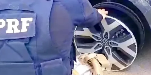 Homem dirige carro sem os quatro pneus por 30 km em SP; veja vídeo