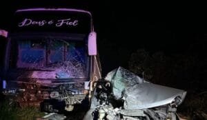 COLISÃO FRONTAL ENVOLVENDO CARRO E UM ÔNIBUS DEIXA UMA VÍTIMA FATAL EM SÃO LOURENÇO NA NOITE DESTE SÁBADO