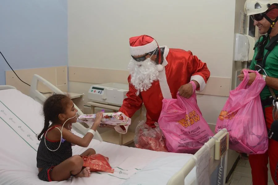 Papai Noel e duendes descem fachada do Hospital de Clínicas de Porto Alegre 5 DSC 3769