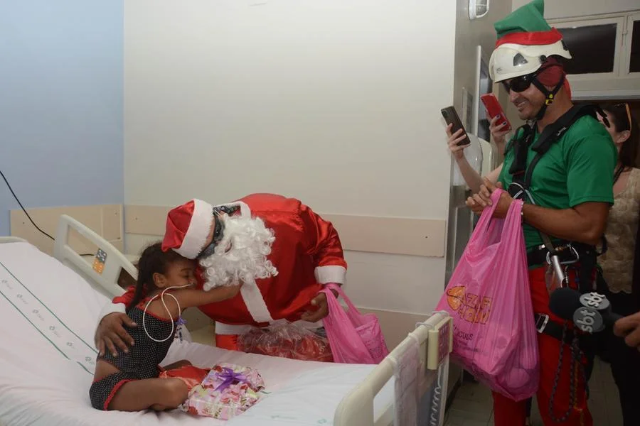 Papai Noel e duendes descem fachada do Hospital de Clínicas de Porto Alegre 6 DSC 3770