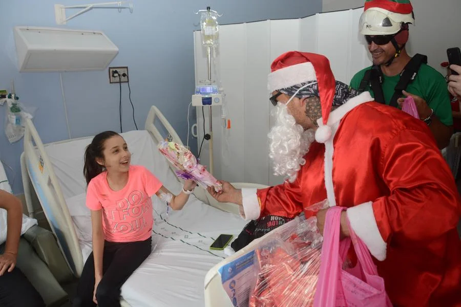 Papai Noel e duendes descem fachada do Hospital de Clínicas de Porto Alegre 3 DSC 3773