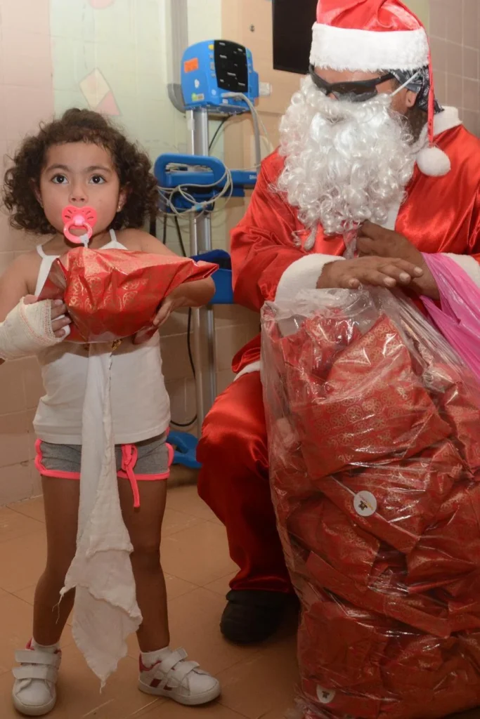 Papai Noel e duendes descem fachada do Hospital de Clínicas de Porto Alegre 4 DSC 3786