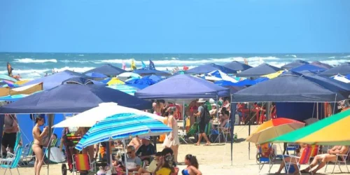 Mar limpo, calor e tempo ensolarado lotam as praias no último sábado do ano