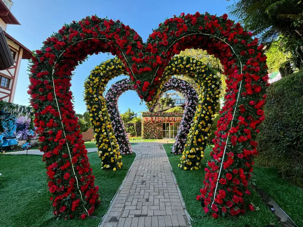 Hortênsias Garden abre as portas na Rua Torta em Gramado com jardins temáticos e esculturas gigantes 1 Hortensias Garden Gramado 4 1024x768 1