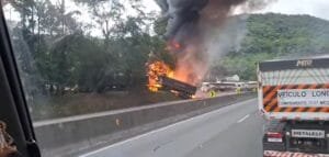Acidente na tarde de sábado na BR-277 interditou as duas pistas na Serra do Mar e mobilizou equipes de emergência