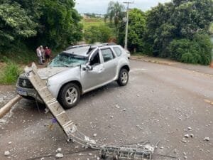 Mulher e criança ficam feridos após veículo ser atingido por poste em Ijuí
