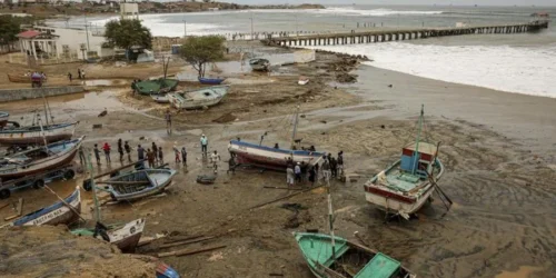 Ondas extremas deixam três mortos no Equador e Chile e fecham portos no Peru. Assista o vídeo
