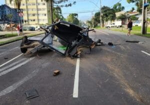 Carro se parte ao meio em colisão e deixa cinco vítimas com grave ferimentos