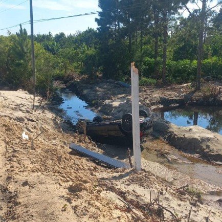 Condutor perde controle e capota veículo na Estrada do Mar em Osório