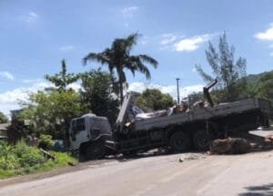 Motorista perde controle de caminhão em Osório e derruba poste no início da tarde deste sábado (30) na Estrada RS-030