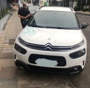 Carro desgovernado colide com vidro de loja no centro de Osório