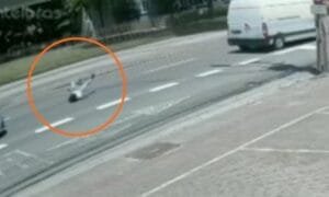 Fio solto enrosca no pescoço de motociclista e quase provoca tragédia em Blumenau; VÍDEO