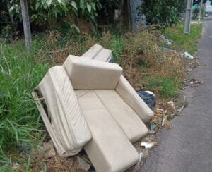 Moradores da rua Farrapos, em Osório sofrem com descarte irregular de lixo
