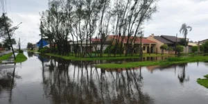 Chuva causa alagamentos e transtornos no Litoral Norte