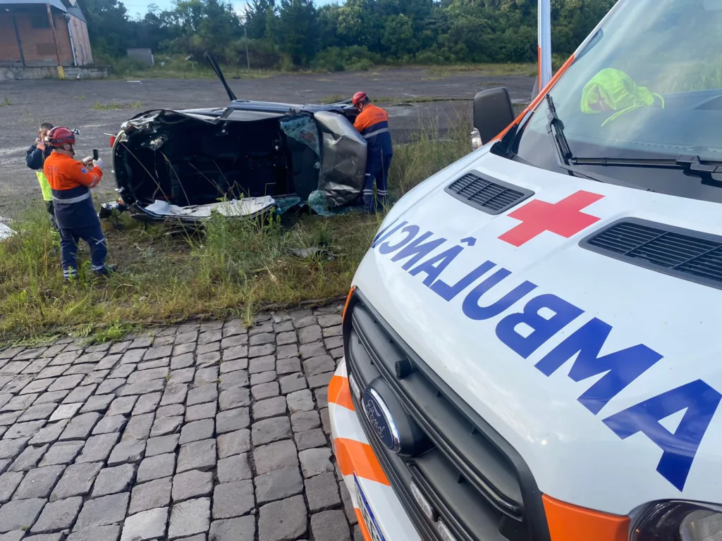 Mulher perde controle do veículo, sai da pista e capota na ERS-122, em Farroupilha 1 WhatsApp Image 2024 12 17 at 07.43.22 1024x768 1