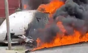 Avião pega fogo após sair da pista em aeroporto de Buenos Aires; pilotos morreram