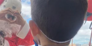 Papai Noel e duendes descem fachada do Hospital de Clínicas de Porto Alegre