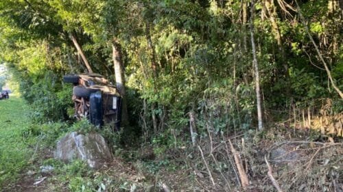 Condutor morre ao ser ejetado de caminhonete na BR-153 em Concórdia