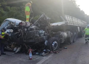 Acidente entre duas carretas deixa vítima grave na Rodovia Castello Branco
