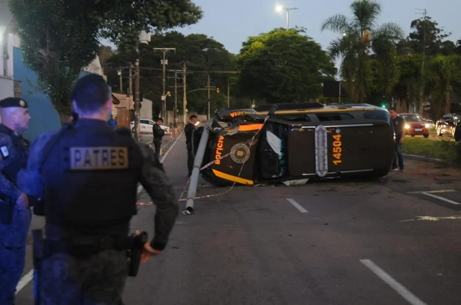 Viatura da Brigada Militar capota no bairro Agronomia, em Porto Alegre 1 capotagem viatura brigada poste de luz 5