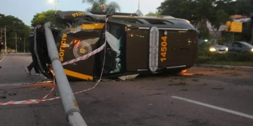 Viatura da Brigada Militar capota no bairro Agronomia, em Porto Alegre