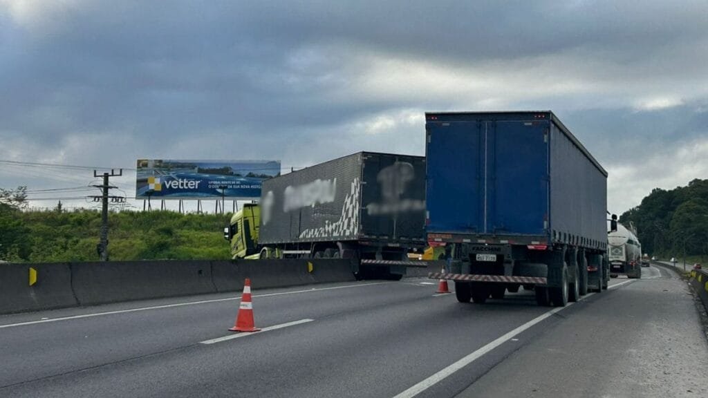 carreta bate muro br101 1
