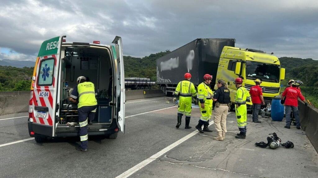 carreta bate muro br101 2