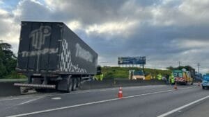 Carreta desgovernada causa caos na BR-101 e filas quilométricas em Joinville. Assista o vídeo