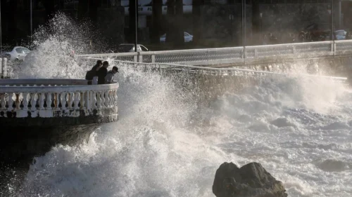 ONDAS GIGANTES QUE AVANÇAM PELO PACÍFICO CHEGAM AO LITORAL DO CHILE