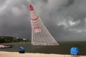 Árvore flutuante de Natal cai, deixa morto e feridos em Maricá, Rio de Janeiro