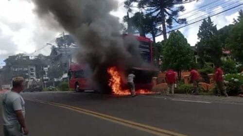 Ônibus Turístico pega fogo em Canela na Estrada do Caracol