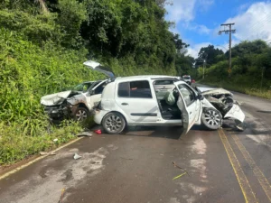 Colisão frontal deixa três pessoas feridas na Estrada do Vinho, em Caxias do Sul