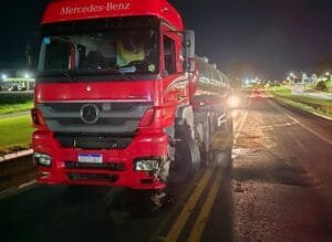 Colisão entre carro e carreta tanque deixa uma pessoa gravemente ferida na BR-153, em Erechim