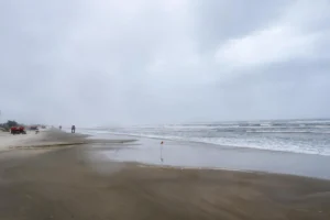 Tempo fechado frustra frequentadores da orla de Tramandaí neste sábado