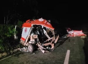 Médico, enfermeira, paciente e motorista do Samu morrem em acidente no Paraná
