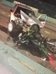 Motociclista morre ao ser arremessado para o alto em acidente com carro no RJ