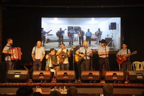 PÚBLICO LOTA O LARGO DOS ESTUDANTES SÔNIA CHEMALE PARA PRESTIGIAR ENCONTRO DE TERNO DE REIS