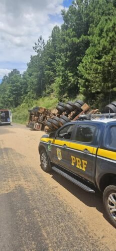Acidente envolvendo um caminhão e um trator atrelado a dois semirreboques