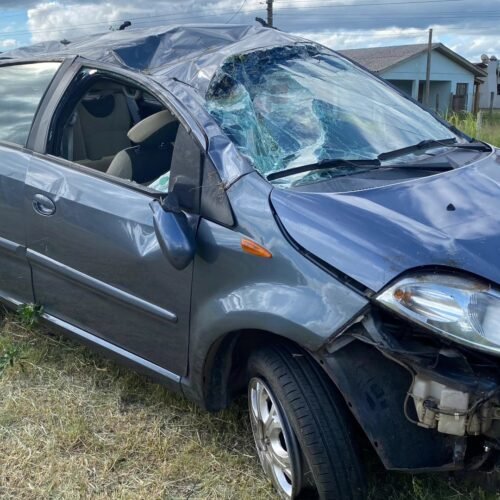 Veículo capota após saída de pista na Estrada do Mar em Osório
