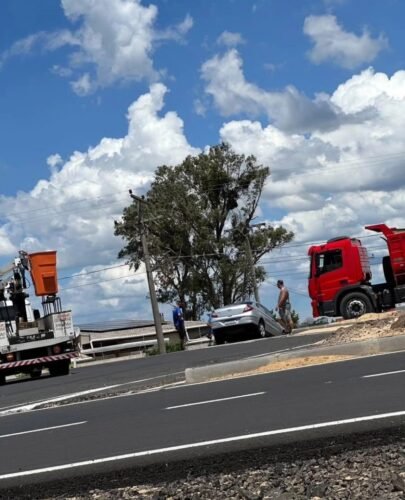 Veículo fica suspenso em rótula da Estrada do Mar na entrada de Osório