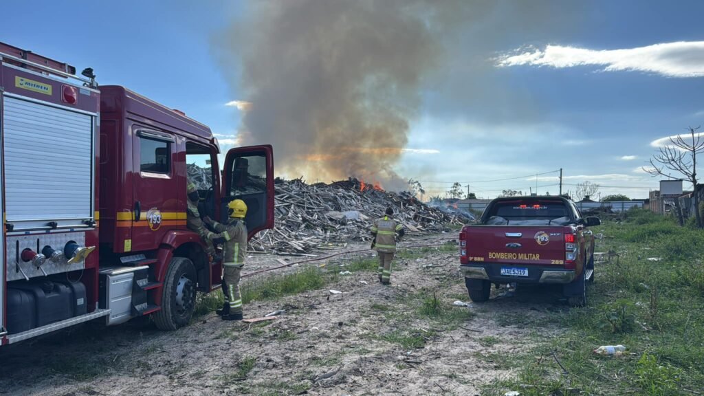Incêndio atinge cooperativa de recicladores em Capão da Canoa 6 474507317 640865108294131 6427749534026759792 n