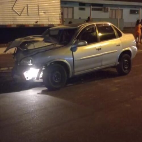 Condutora perde controle de veículo e colide com caminhão estacionado em Osório