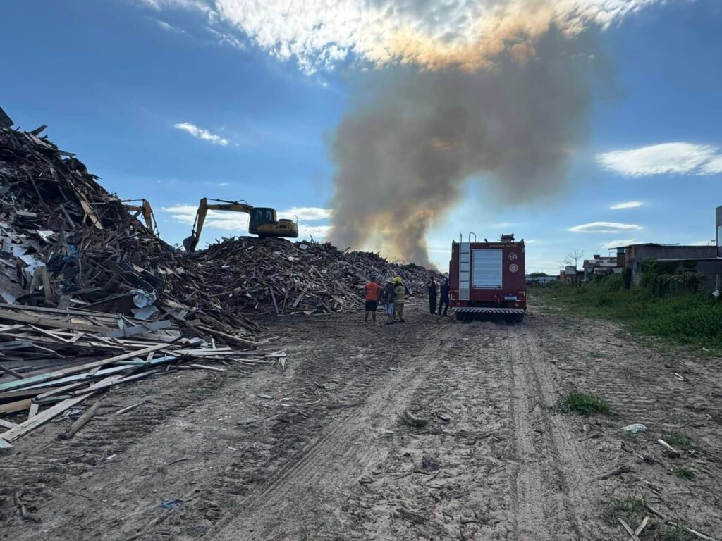 Incêndio atinge cooperativa de recicladores em Capão da Canoa 5 474608295 640865168294125 5218021747939246715 n