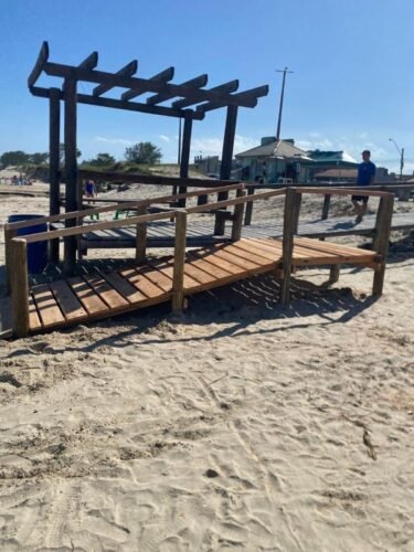 SECRETARIA DE OBRAS REFORMA AS RAMPAS DE ACESSO À PRAIA DE MARIÁPOLIS, EM OSÓRIO
