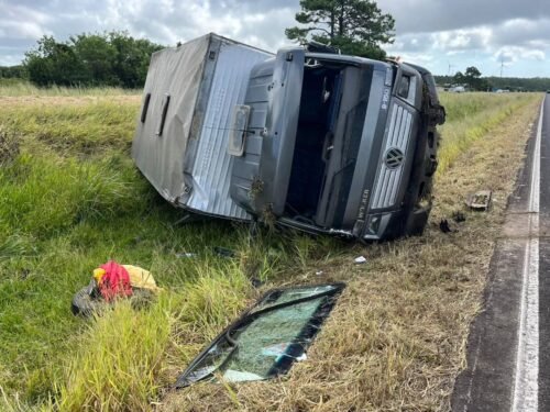 Caminhão tomba na divisa entre Tramandaí e Osório